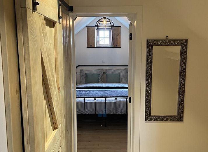 Moderne keuken in Het Koerhuis vakantiehuis in Geistingen, Limburg, Belgie met stijlvolle eetruimte.