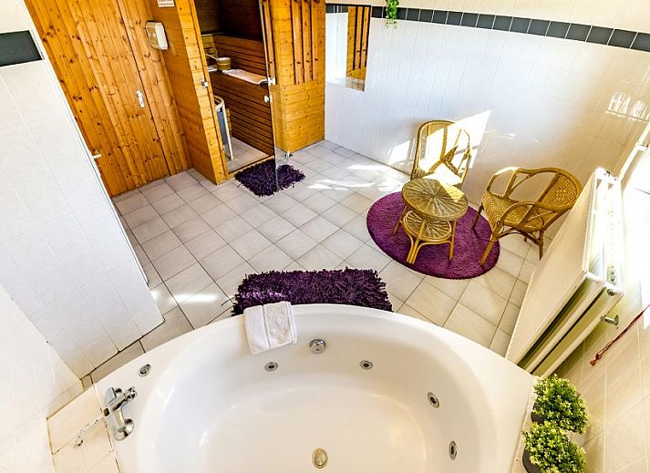 Ontspanningsruimte met sauna en zitje in Clermontshof vakantiehuis, Voeren, Limburg.