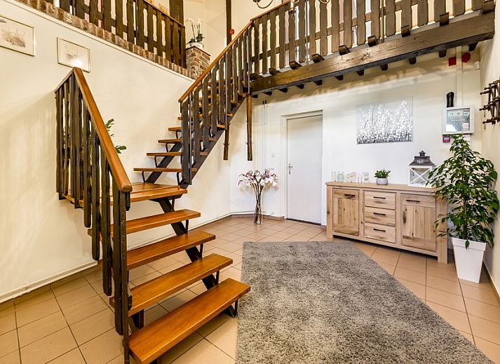 Ontspanningsruimte met sauna en zitje in Clermontshof vakantiehuis, Voeren, Limburg.