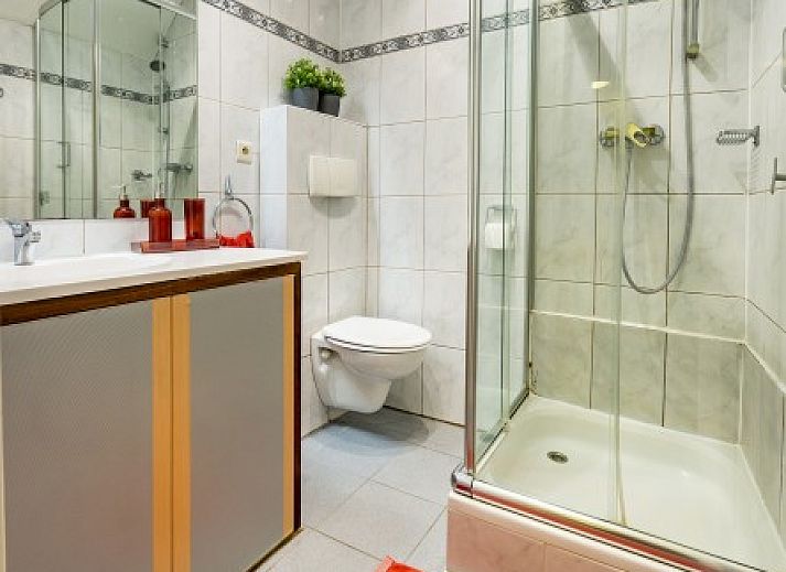 Ontspanningsruimte met sauna en zitje in Clermontshof vakantiehuis, Voeren, Limburg.