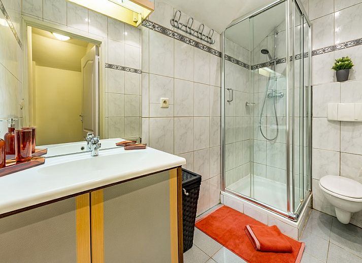Ontspanningsruimte met sauna en zitje in Clermontshof vakantiehuis, Voeren, Limburg.