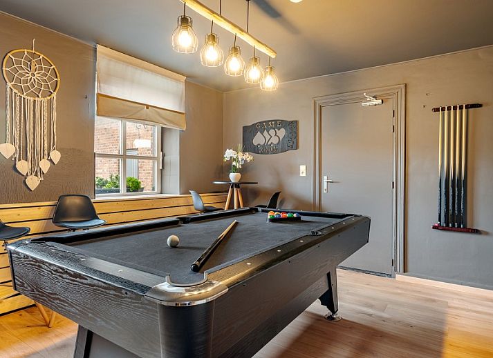 Moderne badkamer met douche in Clermontshof vakantiehuis, Voeren, Limburg.