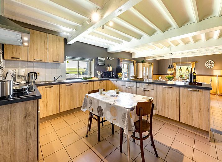 Moderne badkamer met douche in Clermontshof vakantiehuis, Voeren, Limburg.