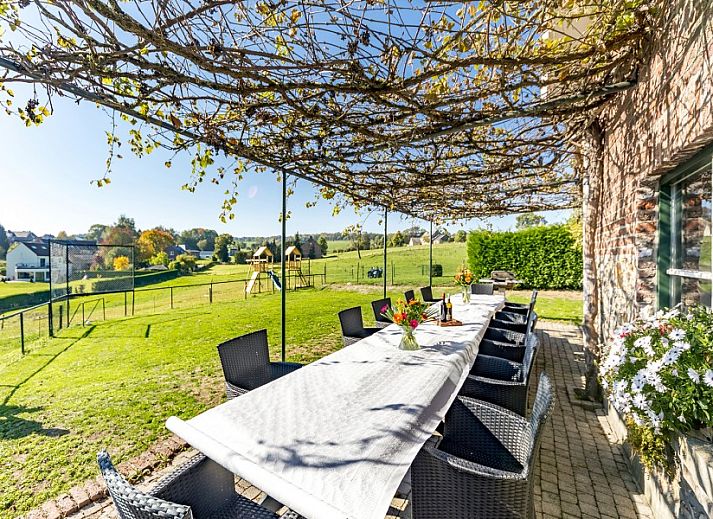 Heldere badkamer met rode accenten in Clermontshof vakantiewoning, Voeren, Limburg.