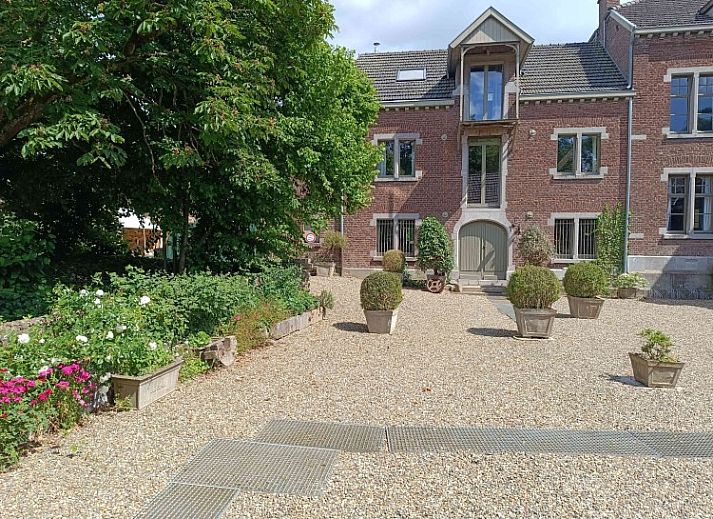 Gemael1744 vakantiehuis in Voeren, Limburg, Belgie met charmante tuin en historische gevel, ideaal voor een ontspannen verblijf in de natuur.