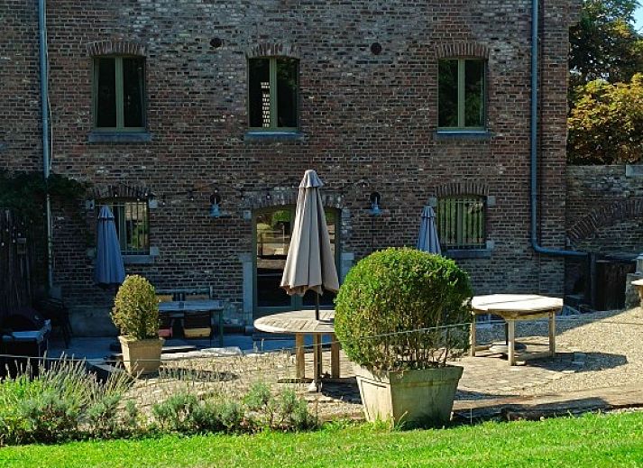 Gemael1744 vakantiehuis in Voeren, Limburg, Belgie met charmante tuin en historische gevel, ideaal voor een ontspannen verblijf in de natuur.