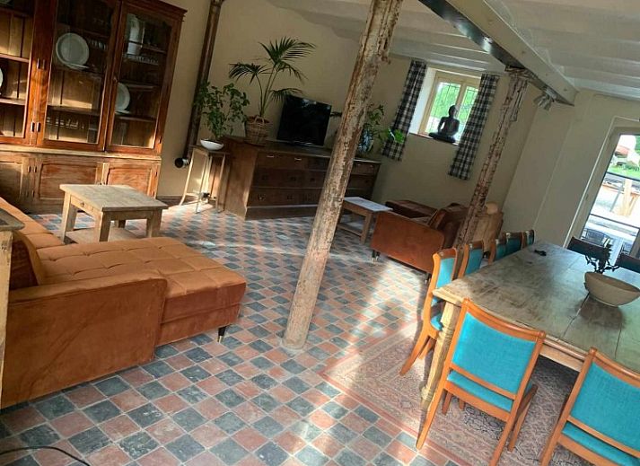 Gemael1744 vakantiehuis in Voeren, Limburg, Belgie met charmante bakstenen gevel en uitnodigend terras in een groene omgeving.
