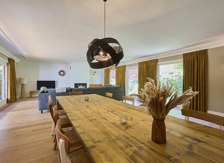 Villa Bosrijk in Lommel, Belgie, omgeven door groene natuur en een uitnodigende oprijlaan.