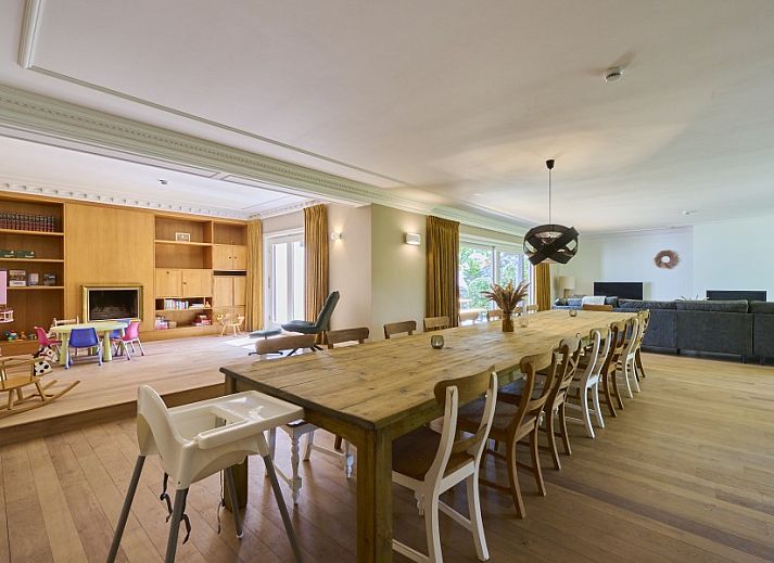 Moderne douche in Villa Bosrijk, vakantiehuis in Lommel, Limburg, met luxe afwerking.