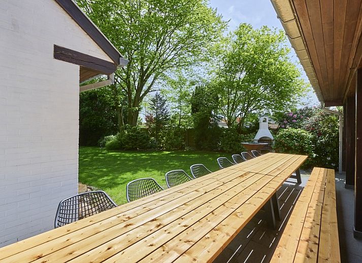 Moderne douche in Villa Bosrijk, vakantiehuis in Lommel, Limburg, met luxe afwerking.