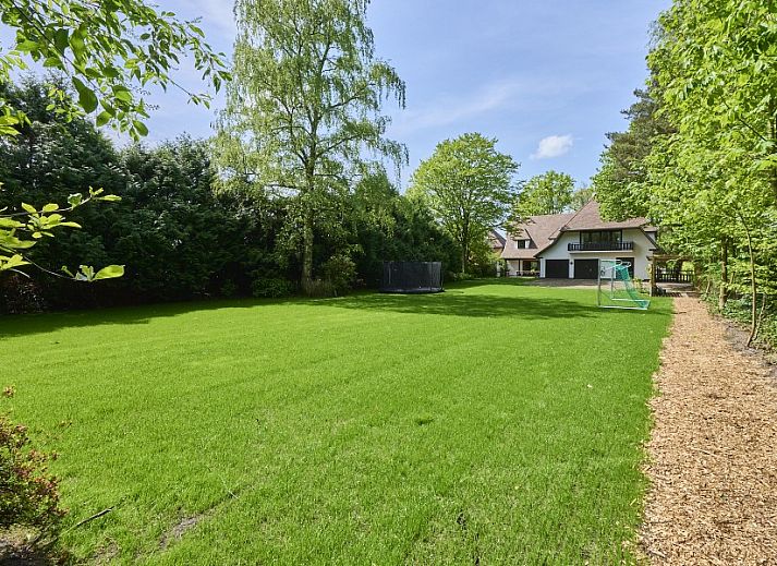 Moderne douche in Villa Bosrijk, vakantiehuis in Lommel, Limburg, met luxe afwerking.