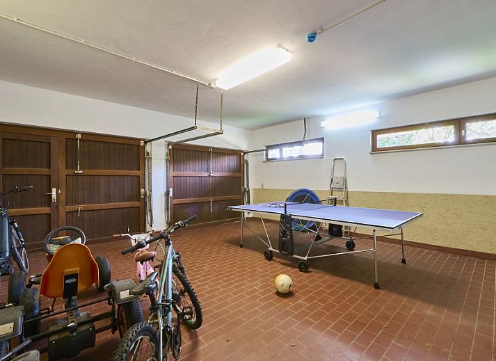 Ruime slaapkamer in Villa Bosrijk, Lommel, met comfortabel bed en uitzicht op de natuur.