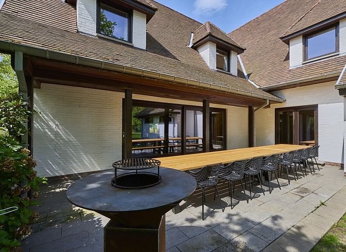 Ruime slaapkamer in Villa Bosrijk, Lommel, met comfortabel bed en uitzicht op de natuur.