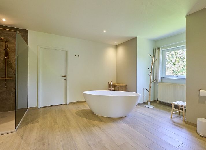 Ruime slaapkamer in Villa Bosrijk, Lommel, met comfortabel bed en uitzicht op de natuur.