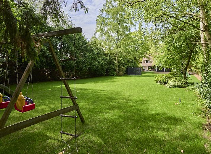 Ruime slaapkamer in Villa Bosrijk, Lommel, met comfortabel bed en uitzicht op de natuur.