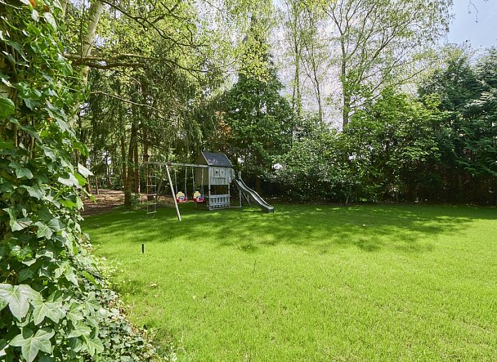 Sfeervolle slaapkamer met houten elementen in Villa Bosrijk, vakantiehuis in Lommel, Belgie.