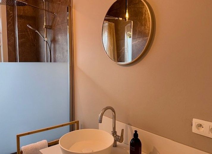 Sfeervolle slaapkamer met houten elementen in Villa Bosrijk, vakantiehuis in Lommel, Belgie.
