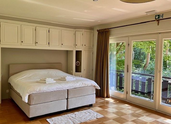 Stijlvolle wastafel in Villa Bosrijk, vakantieaccommodatie in Lommel, met modern design.