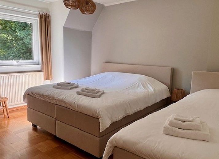 Stijlvolle wastafel in Villa Bosrijk, vakantieaccommodatie in Lommel, met modern design.