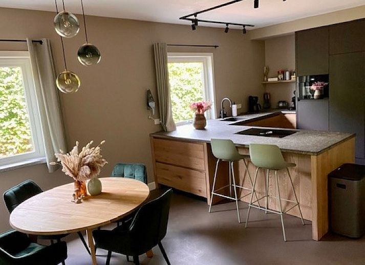 Stijlvolle wastafel in Villa Bosrijk, vakantieaccommodatie in Lommel, met modern design.