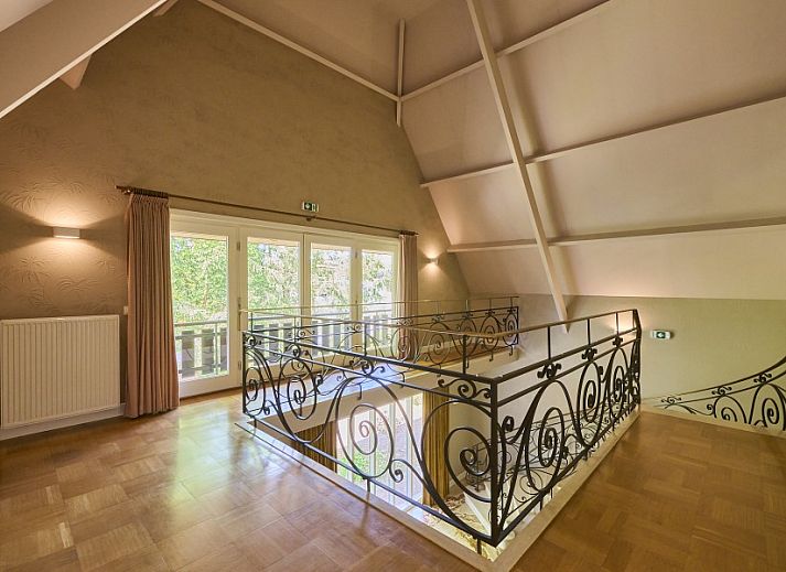Gezellige slaapkamer in Villa Bosrijk, Lommel, met groot bed en veel natuurlijk licht.