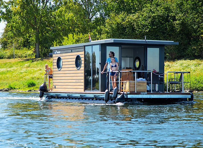 Verblijf 050506 • Vakantiewoning Limburg • Geweldige 4 persoons Houseboat in een Belgische jachthaven
