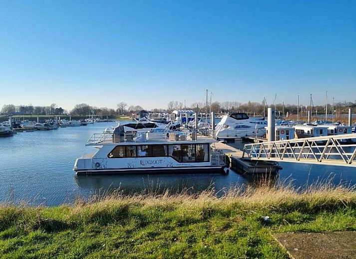Verblijf 050510 • Vakantiewoning Limburg • Geweldige 4 persoons Houseboat in een Belgische jachthaven