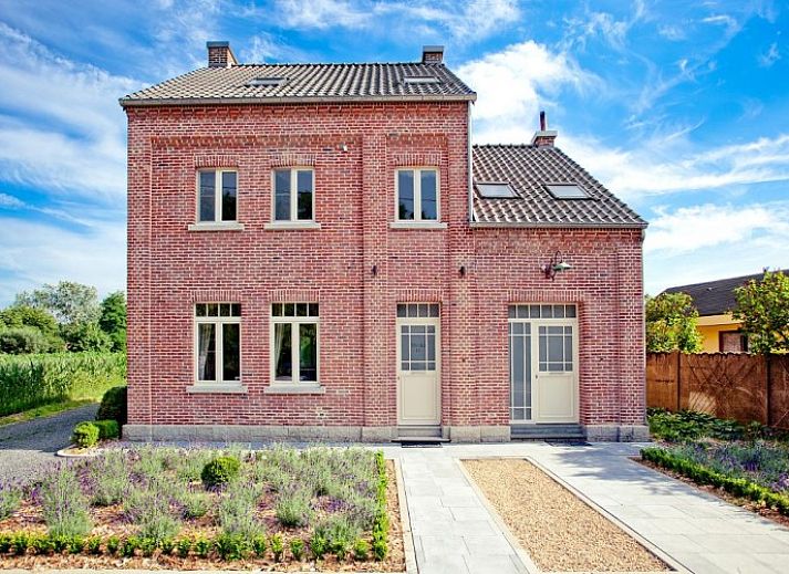 Luxury bathroom in vacation home Tivoli, Dilsen-Stokkem, Limburg. Enjoy comfort and style in this spacious, elegant space.