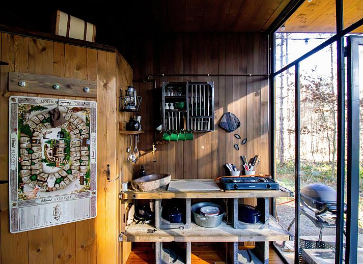 Sweet Cabin vakantiehuis genesteld in het groene bos van Maaseik, Limburg, Belgie, omgeven door weelderige natuur en rust.