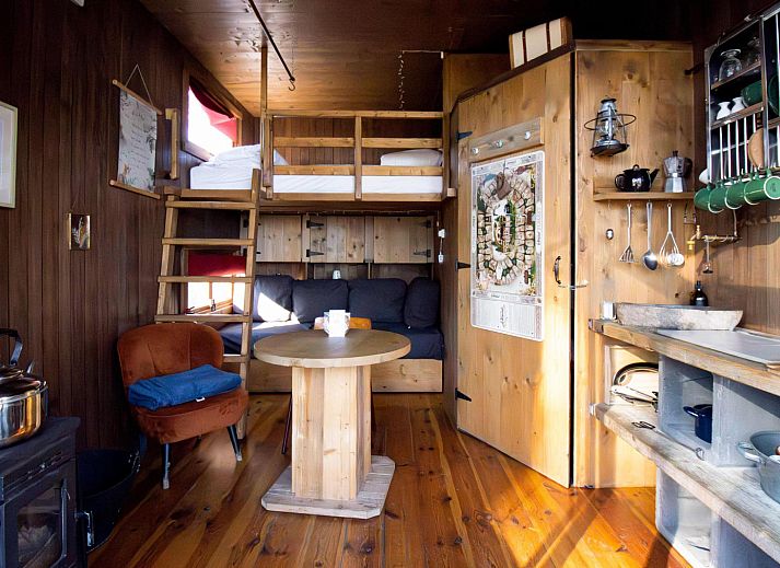 Sweet Cabin vakantiehuis genesteld in het groene bos van Maaseik, Limburg, Belgie, omgeven door weelderige natuur en rust.