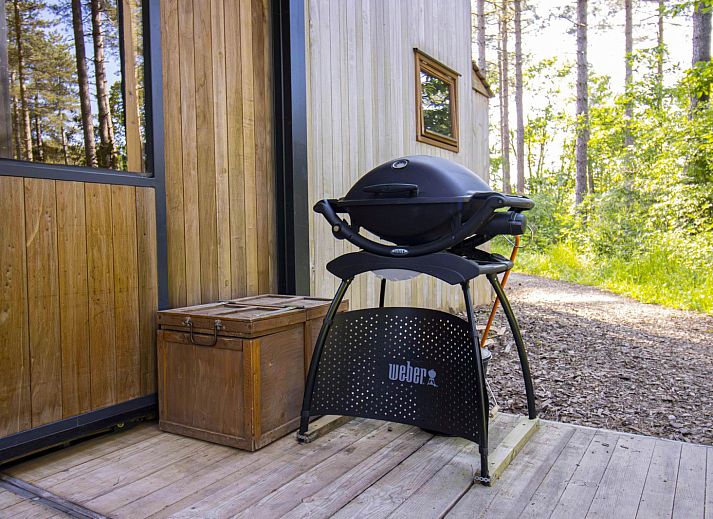 Gezellige keukenhoek in Sweet Cabin, een vakantiehuis in Maaseik, Limburg, Belgie, met uitzicht op de omliggende natuur.