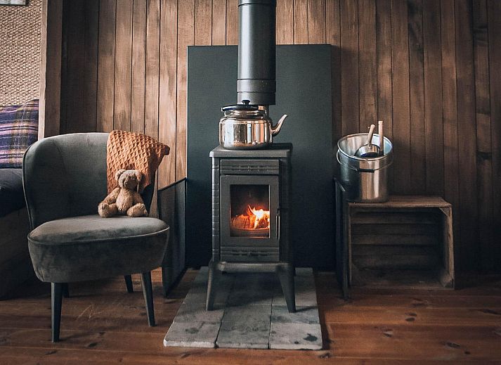 Gezellige keukenhoek in Sweet Cabin, een vakantiehuis in Maaseik, Limburg, Belgie, met uitzicht op de omliggende natuur.