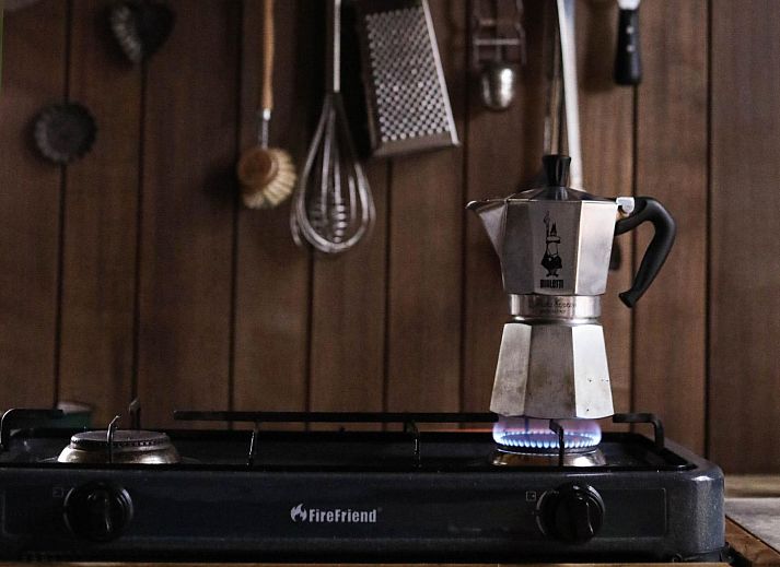 Gezellige keukenhoek in Sweet Cabin, een vakantiehuis in Maaseik, Limburg, Belgie, met uitzicht op de omliggende natuur.