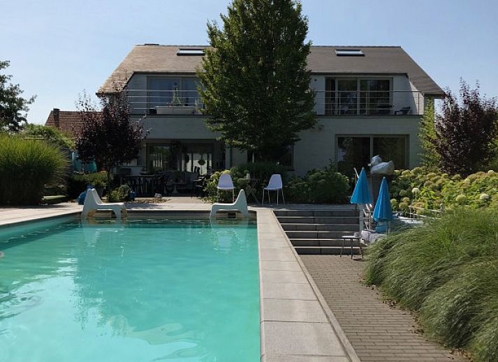 Ruime eetkamer in Vakantievilla De Witte Merel, Paal, Beringen, Limburg.