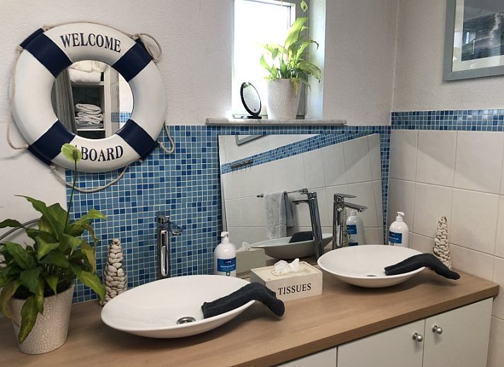 Moderne keuken in Vakantievilla De Witte Merel, Paal, Beringen, Limburg met uitzicht op tuin.