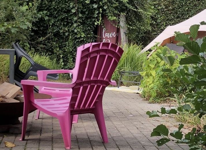 Moderne keuken in Vakantievilla De Witte Merel, Paal, Beringen, Limburg met uitzicht op tuin.