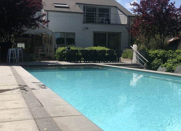 Moderne keuken in Vakantievilla De Witte Merel, Paal, Beringen, Limburg met uitzicht op tuin.