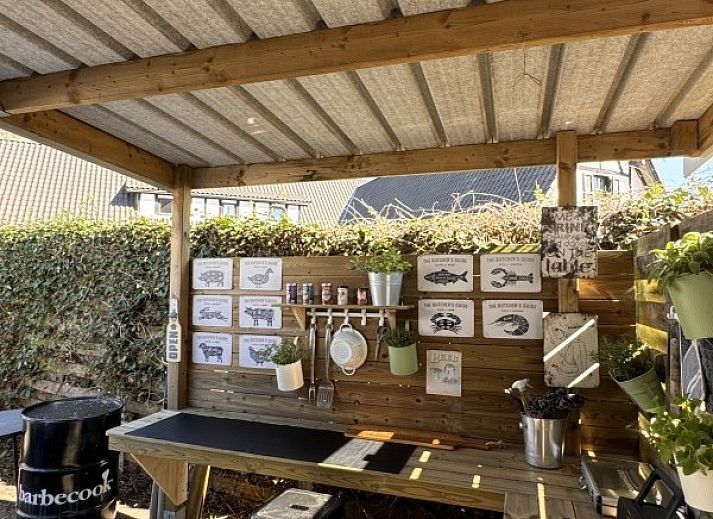 Moderne keuken in Vakantievilla De Witte Merel, Paal, Beringen, Limburg met uitzicht op tuin.