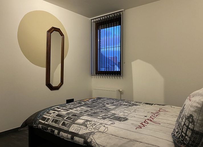 Stijlvolle binnenruimte van Casper House, een vakantiehuis in Lanaken, Limburg, Belgie, met vintage meubels en moderne accenten.
