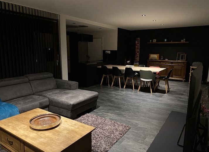 Stijlvolle binnenruimte van Casper House, een vakantiehuis in Lanaken, Limburg, Belgie, met vintage meubels en moderne accenten.