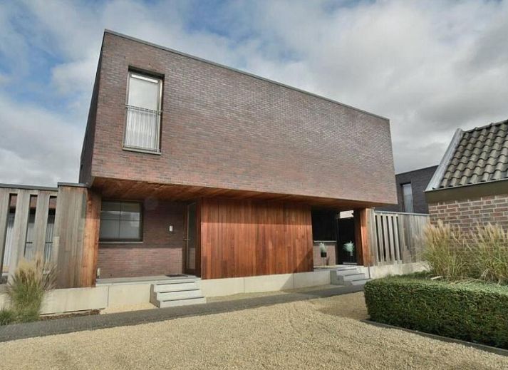 Sfeervolle slaapkamer in Casper House, een vakantiehuis nabij Maastricht in Lanaken, Limburg, Belgie, met een comfortabel tweepersoonsbed.