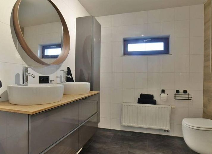 Sfeervolle slaapkamer in Casper House, een vakantiehuis nabij Maastricht in Lanaken, Limburg, Belgie, met een comfortabel tweepersoonsbed.