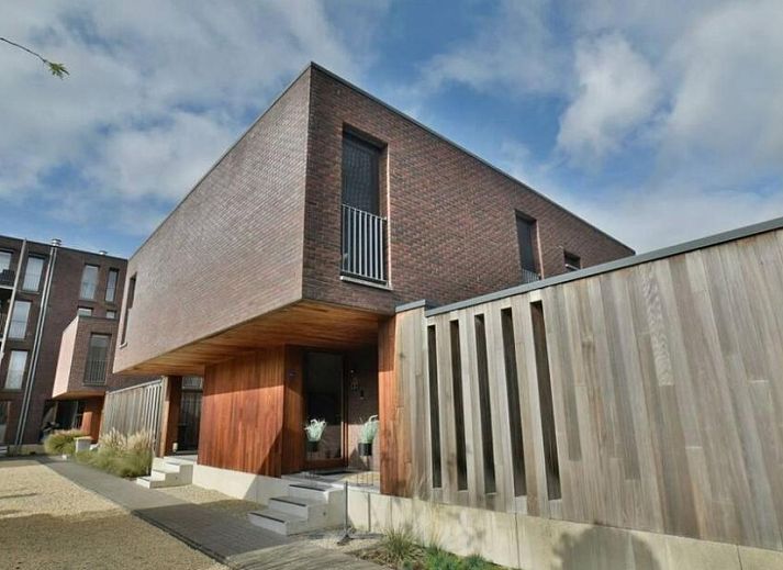 Sfeervolle slaapkamer in Casper House, een vakantiehuis nabij Maastricht in Lanaken, Limburg, Belgie, met een comfortabel tweepersoonsbed.