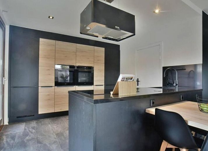 Sfeervolle slaapkamer in Casper House, een vakantiehuis in Lanaken, Limburg, Belgie, met modern interieur en rustgevend uitzicht.