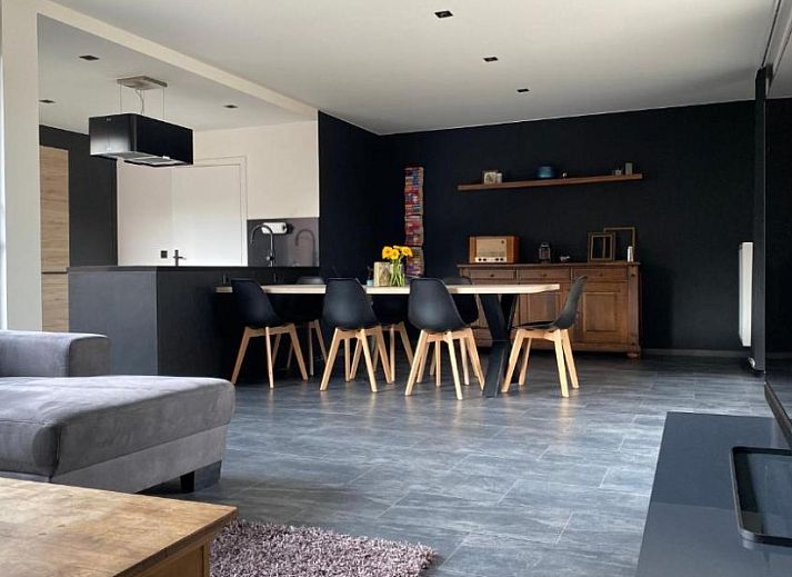 Sfeervolle slaapkamer in Casper House, een vakantiehuis in Lanaken, Limburg, Belgie, met modern interieur en rustgevend uitzicht.