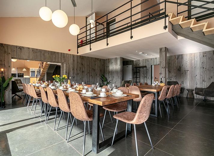 Moderne houten buitenkant van vakantiehuis Ons Huis in Hechtel-Eksel, Limburg, Belgie met ruime veranda.