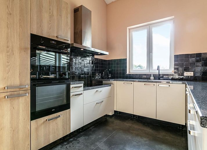 Moderne houten buitenkant van vakantiehuis Ons Huis in Hechtel-Eksel, Limburg, Belgie met ruime veranda.