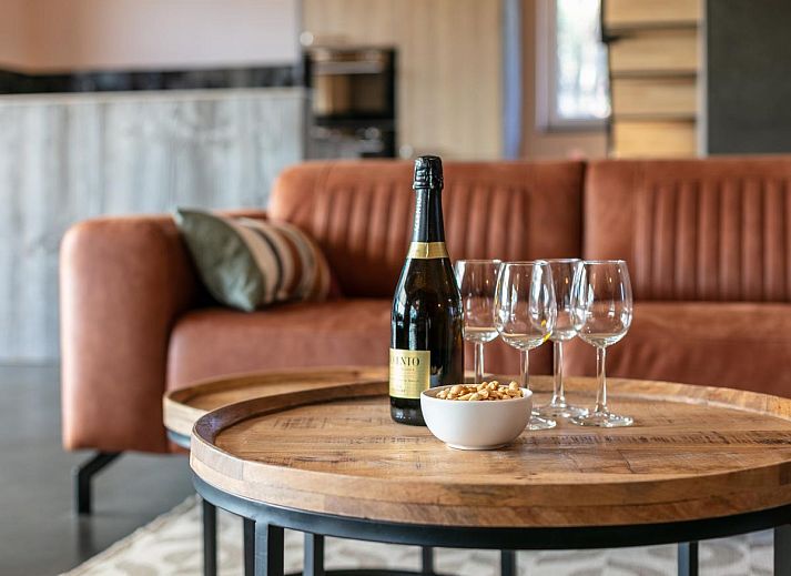 Gezellige eetkamer in vakantiehuis Ons Huis, Hechtel-Eksel, Limburg, Belgie met gedekte tafel en bloemen.