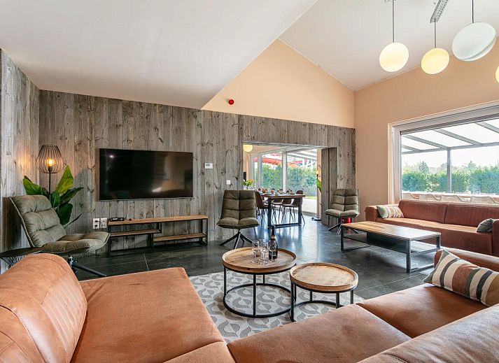 Gezellige eetkamer in vakantiehuis Ons Huis, Hechtel-Eksel, Limburg, Belgie met gedekte tafel en bloemen.