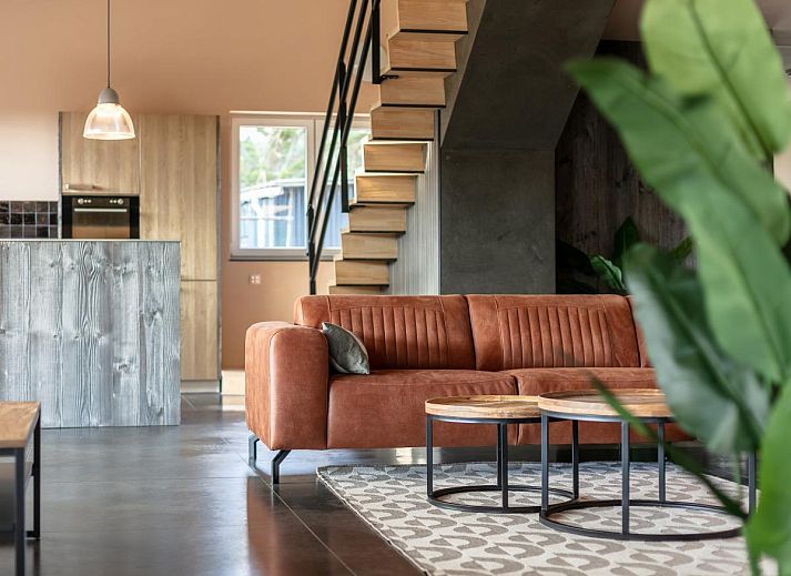 Stijlvolle eetruimte in vakantiehuis Ons Huis, Hechtel-Eksel, Limburg, Belgie met houten tafels en moderne verlichting.